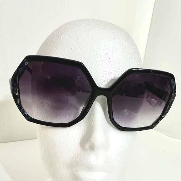 Betsey Johnson Oversized Black Sunglasses with Gradient Lenses Vintage Y2K main image 6